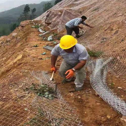 Slope chain link fence
