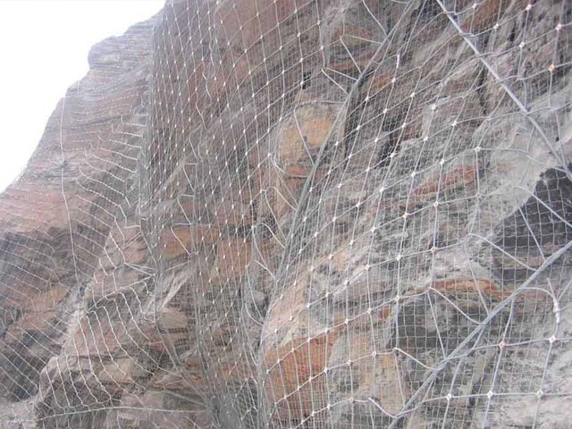 Slope chain link fence