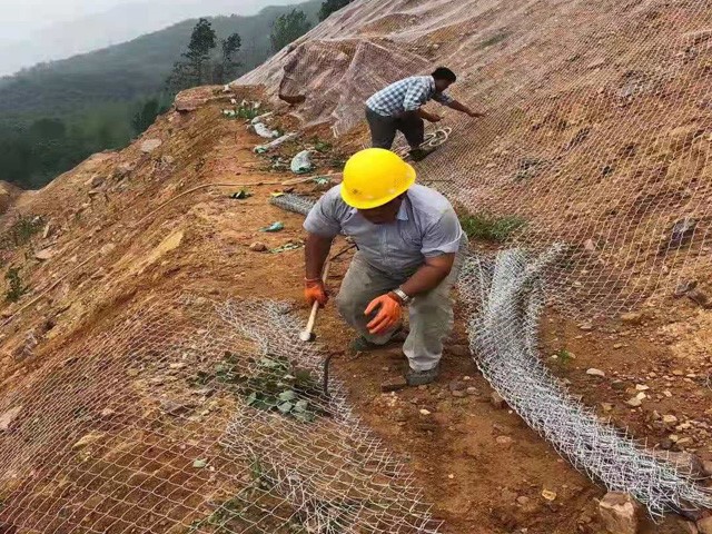 Slope chain link fence