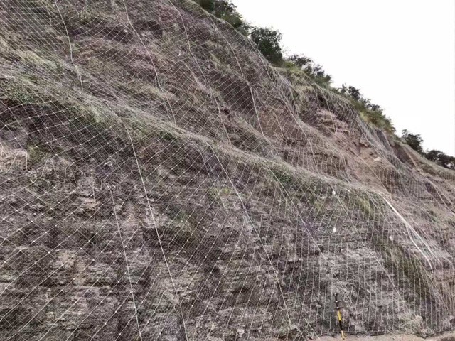 Slope chain link fence