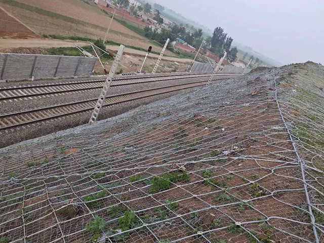 Slope chain link fence