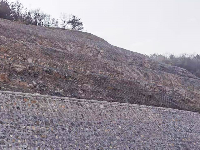 Slope chain link fence