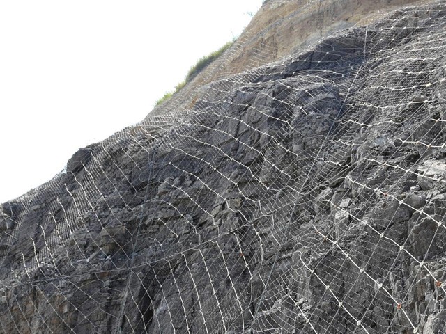 Slope chain link fence